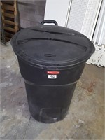 rubbermaid trash can, like new