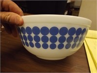 Vintage Pyrex 9" Bowl