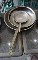3X ASSORTED SIZE FRYING PANS