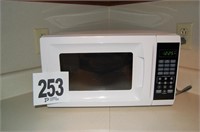 Walmart Microwave Model EM720CGA-W