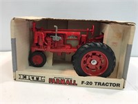 Farmall die cast tractor. 1:16 scale