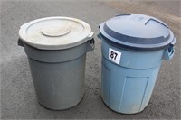 2 - 32 Gallon Rubbermaid Trashcans (w/lids)