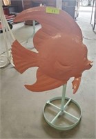 METAL PAINTED FISH DÉCOR ON STAND