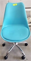 SWIVEL OFFICE CHAIR ON ROLLERS