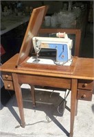 Singer auto reel sewing machine in case and