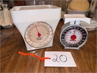 PAIR OF VINTAGE SCALES