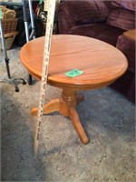 24" round pedstal end table