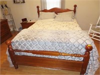 BROYHILL OAK CANNON BALL STYLE BED - QUEEN SIZE
