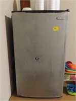 DORM ROOM SIZE REFRIGERATOR