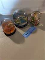 Assorted snow globes - lot of 3