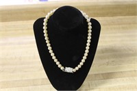 BEAUTIFUL COSTUME PEARL NECKLACE AND PENDENT