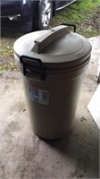 Rubbermaid  32 gallon trash can