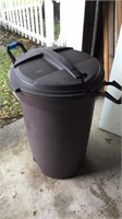 Rubbermaid trash can with broken lid