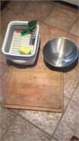 Bowls, cutting board and dish psns