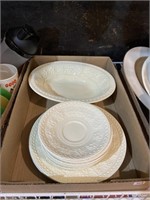 Wellesley Wedgwood plates (6 small and 5 large)