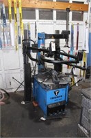 2014 TRIUMPH RIM CLAMP TIRE MACHINE