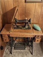 Antique Singer Sewing Machine w/Singer