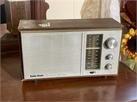 Vintage Radio Shack AM/FM Table Radio