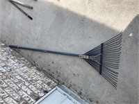 Metal leaf rake