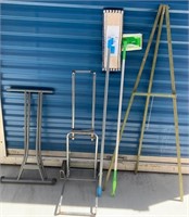 899 - EASEL, MOPS, BOX DOLLY