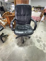 Black Adjustable Office Chair on Wheels w/Arms