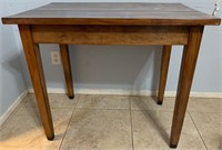 899 - NICE 36" X 30.5" ACCENT TABLE