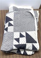 Very Early handmade Full size quilt does have