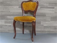 QUEEN ANNE UPHOLSTERED/ WOOD DETAILED CHAIR