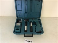 MAKITA 9.6 VOLT BATTERY POWERED DRILL IN CASE
