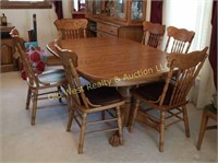 Dining Room Table w/6 Chairs & 4 Leaves-Very Nice!