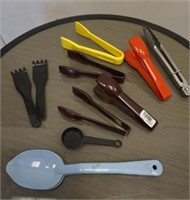 LOT OF ASSORTED KITCHEN UTENSILS