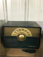 OLD RCA VICTOR RADIO