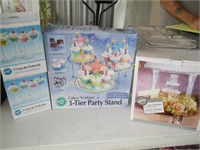 4pc Wilton Cake / Cupcake Serving Displays