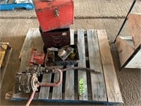 Pallet lot, 2 pumps, tool box and drawer unit,