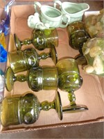 LOT OF GREEN GLASSWARE / G2WS