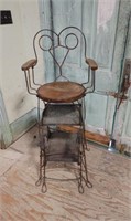 Early Wire Shoe Shine Chair