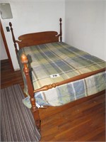 OLDER PINEAPPLE FINIAL FULL SIZE BED