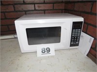 MAINSTAYS MICROWAVE OVEN (SMALLER)