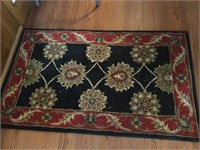 Decorative entry rug 3’ x 5’