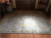 Decorative floral rug 5’ x 7’