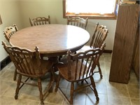 Round Table with six chairs and two leaves
