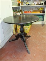 ANTIQUE WOOD ROUND TABLE