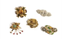 FIVE VINTAGE BROOCHES AND CLIPS