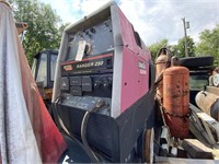 Lincoln Ranger 250 Welder/Generator w/122 hrs