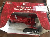 1/16  FARMALL SUPER M TRACTOR