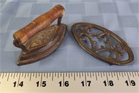 Dover miniature iron w/trivet