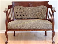 VICTORIAN STYLE MAHOGANY SETTEE