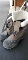 Size 11 winter boots. Nice shape