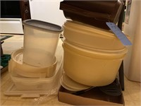 Tupperware contains & kitchen utensils