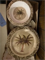 Palm Tree plastic dinnerware set - 2 boxes